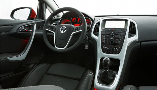 Recenzie Opel Astra GTC (2011)